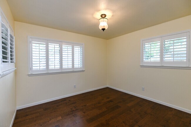 Building Photo - 4406-4410 Granbury TriPlex
