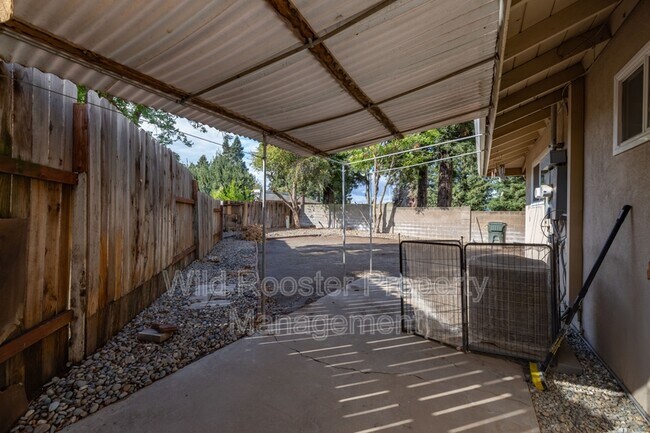 Building Photo - 7256 S Land Park Dr