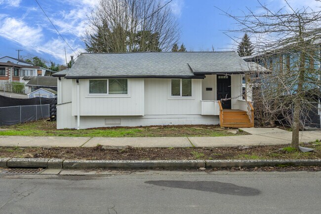 Building Photo - 815 SW Cloverdale St