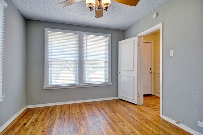 Building Photo - 2 Bedroom Bungalow