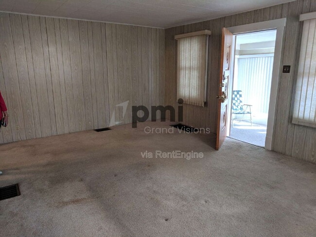 Building Photo - 2284 E Clay St