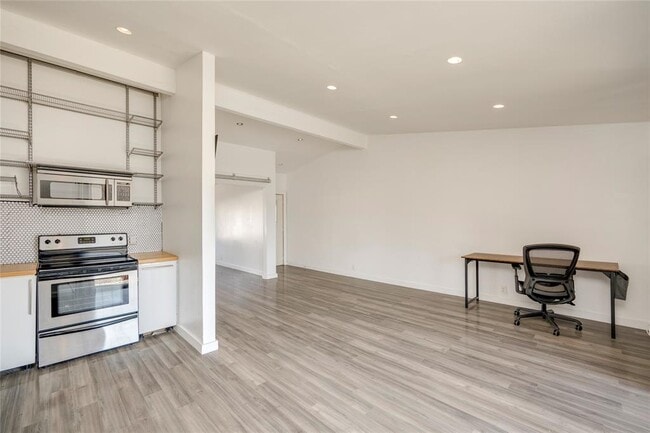 Building Photo - 1304 Mariposa Dr