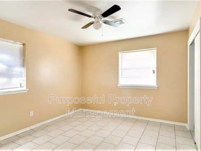 Building Photo - 809 Meadowgreen Dr