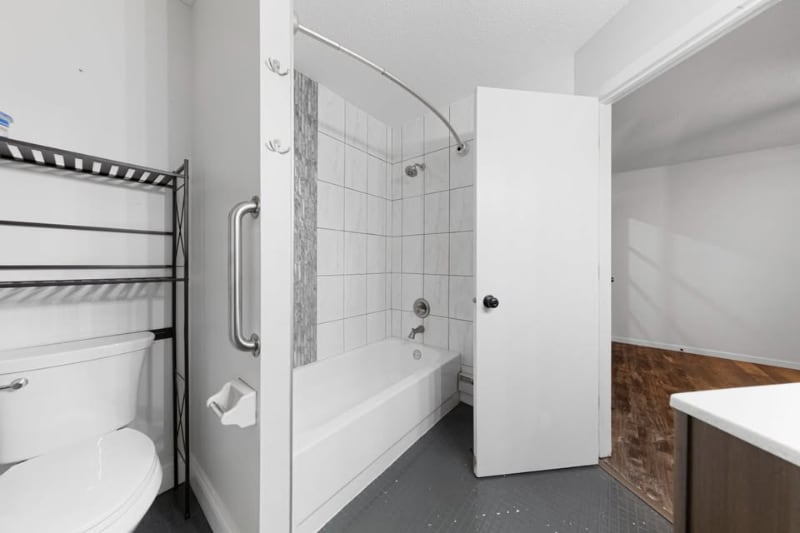 Building Photo - 2100 Ridge Dr