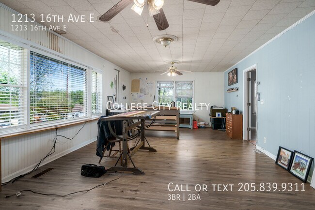 Building Photo - 1213 16th Ave E