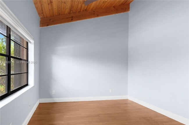 Building Photo - 2627 Parkview Dr S