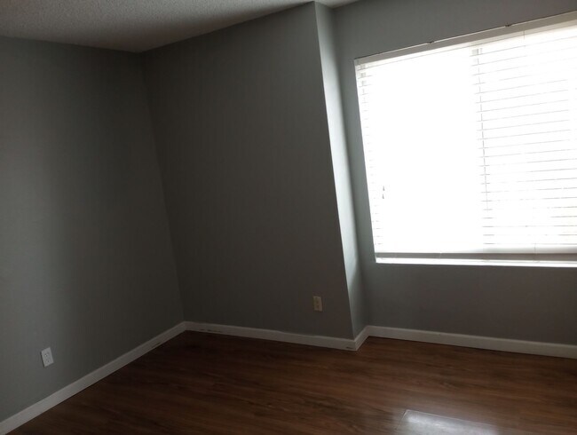 Building Photo - Cherry Creek Schools, 2 bed, 1 bath, 900 s...