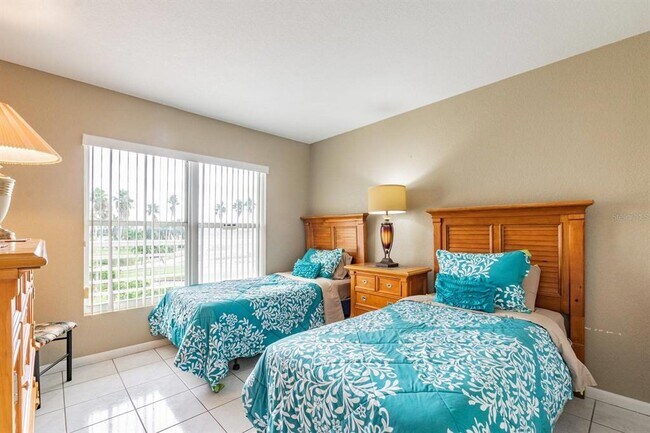 Building Photo - 5701 Bahia Del Mar Cir N