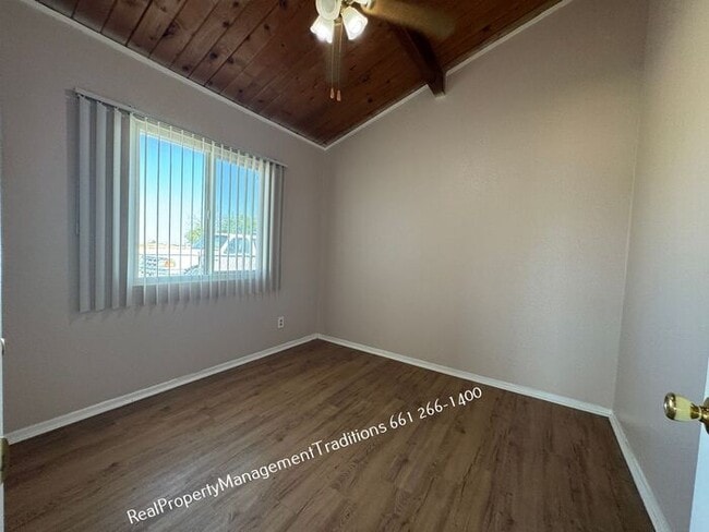 Building Photo - Charming 2 + 1 Duplex in Rosamond