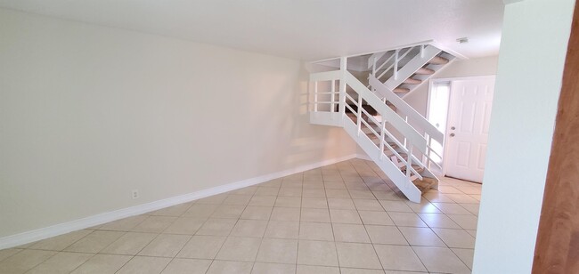 Building Photo - 519 SW 1st Ct