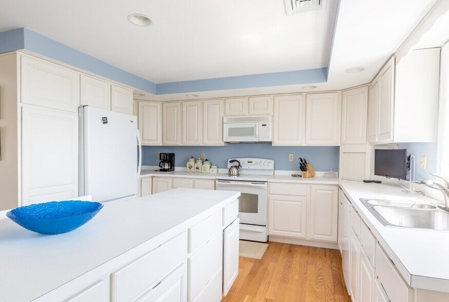 Fully furnished with pots, pans, etc. - 10 Myrica Ave