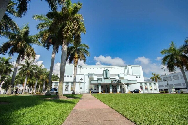 Building Photo - 1800 Collins Ave