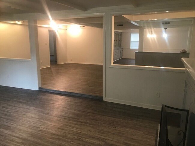 Building Photo - RECENTLY REMODELED BIG 4 BEDROOM 2 BATH LE...