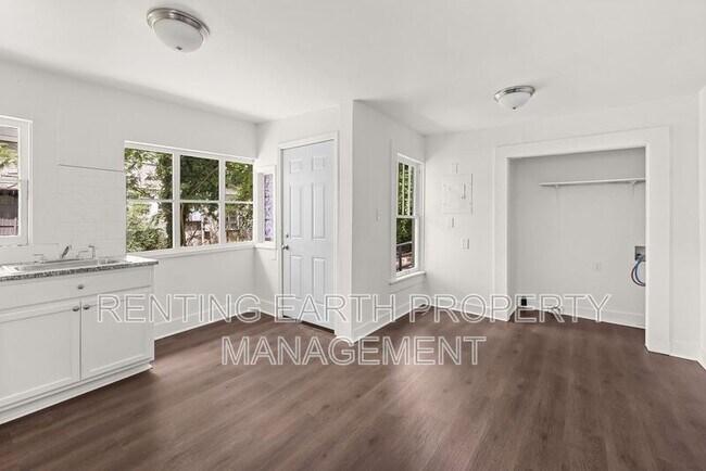 Building Photo - 601 78th St S