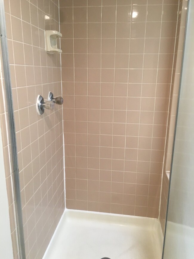 Building Photo - Spacious Townhouse For Rent
