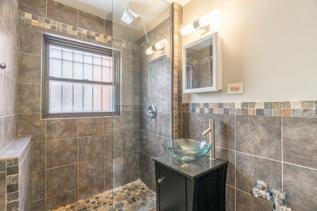 Building Photo - 5815 N Sheridan Rd