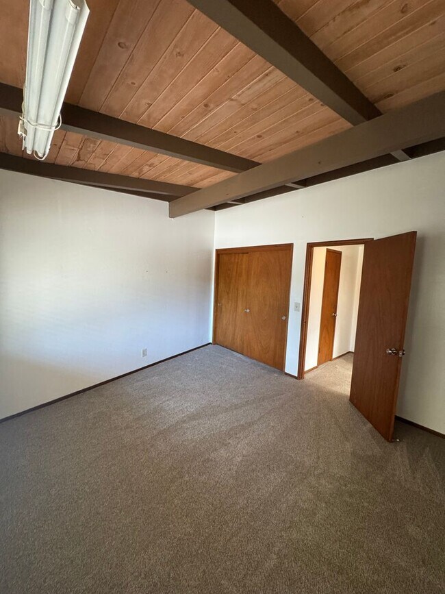 Building Photo - 611 Clubhouse Dr