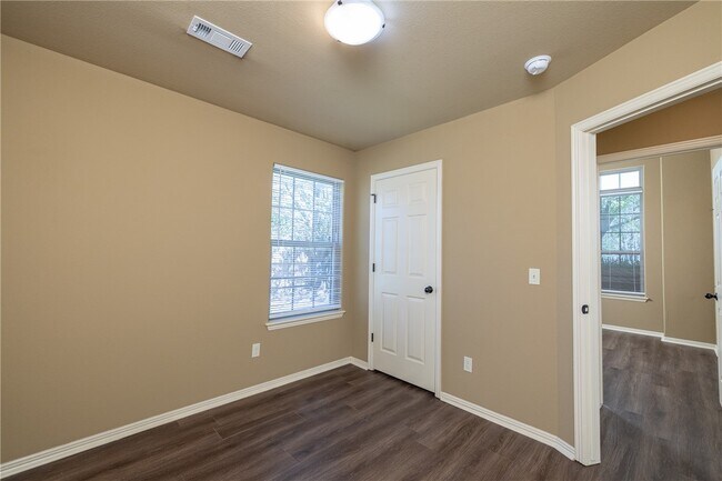 Building Photo - 515 Liem Cir