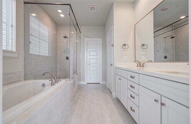 Building Photo - 2818 Grand Fountains Dr