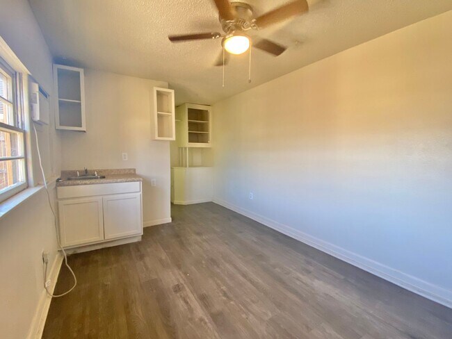 Building Photo - 2205 28th St