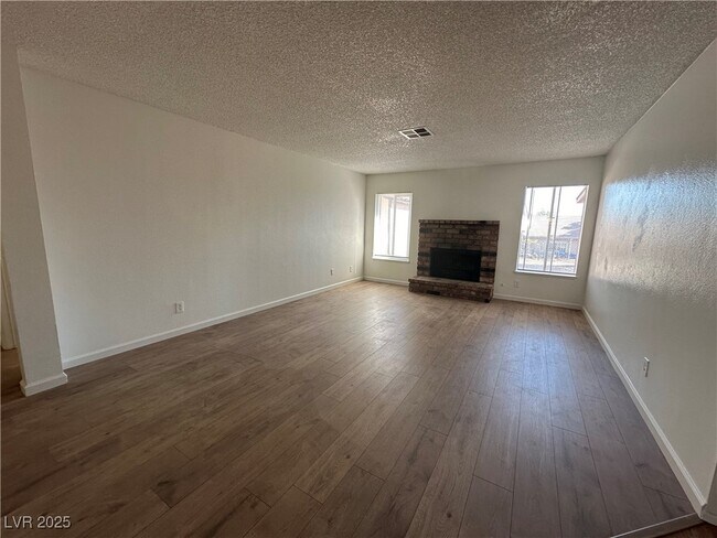 Building Photo - 628 Hidden Valley Dr