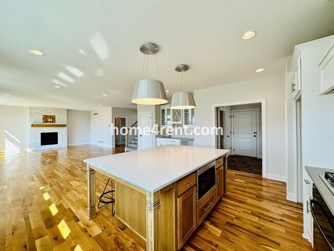 Building Photo - Exceptional Olathe Home in the Cedar Creek Subdivision w/ Wood Floors and a Finished Basment!