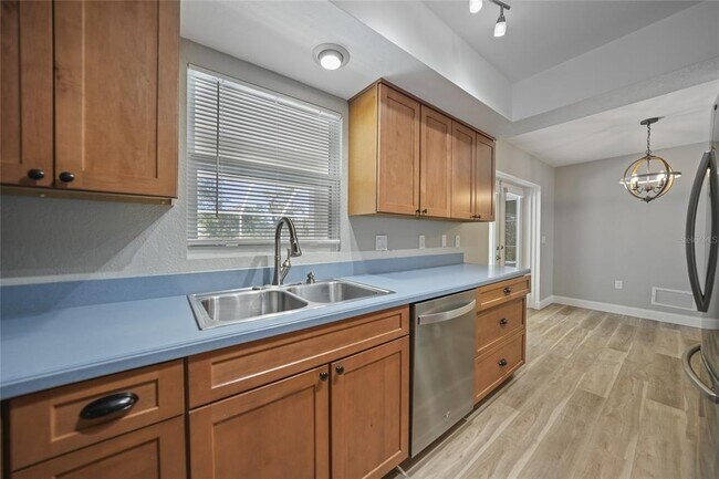 Building Photo - 2925 Magdalina Dr