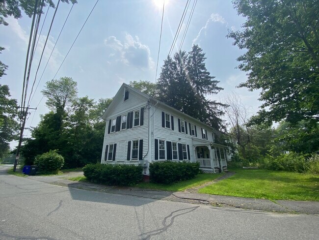 Building Photo - 747 Main St