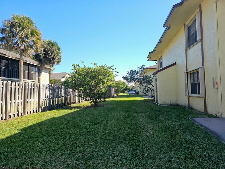 Building Photo - 10031 Winding Lake Rd