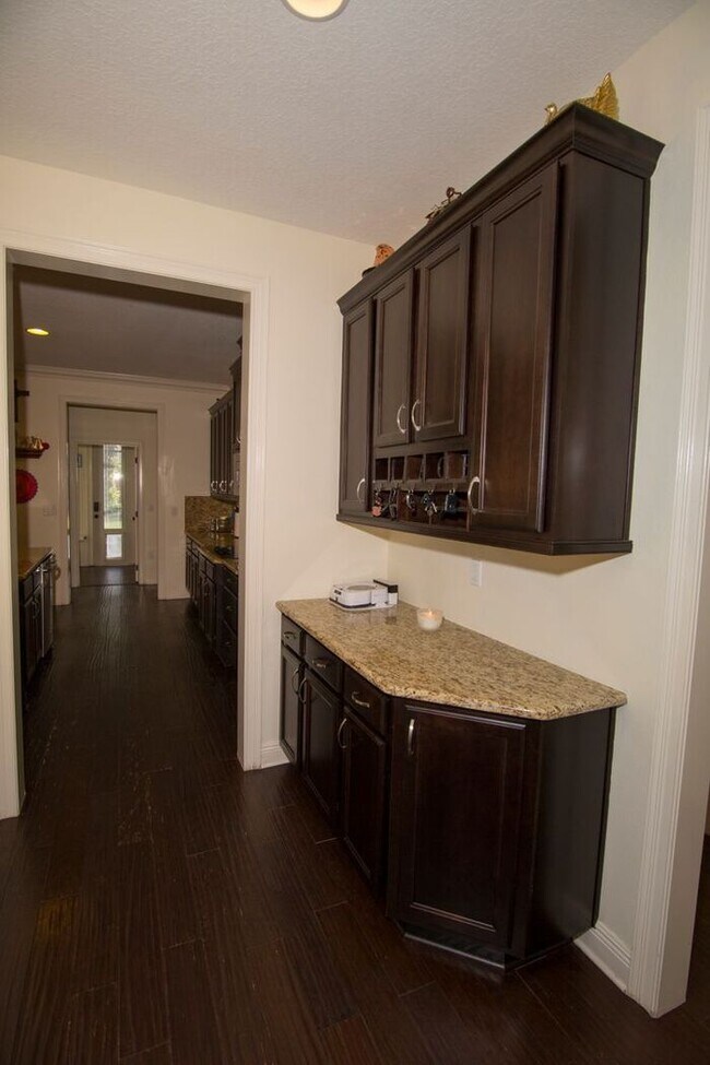 Building Photo - Beautiful 4 Bedroom/4 Bath in Belle Isle w...