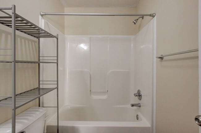 Building Photo - 3 bed 2 bath in the heart of St. B.  Fresh Paint.  Clean and Ready for You.