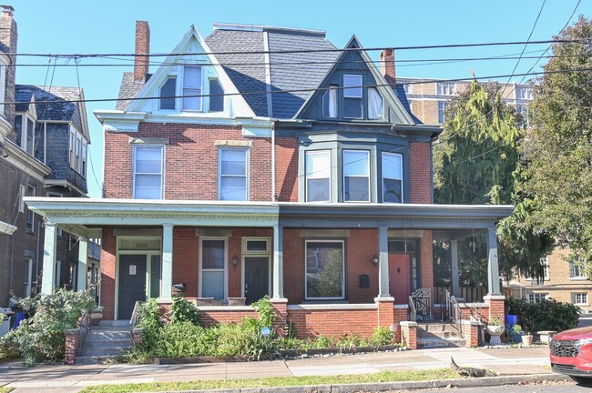 Building Photo - Beautiful Spacious Single Family on 2nd St