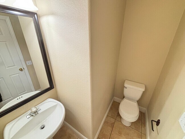 Building Photo - Modern 3Bed/3Bath Two Story Home located i...