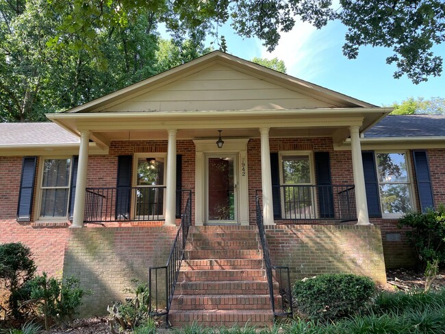 Building Photo - Four Bedroom Brick Home in Denver with Lak...