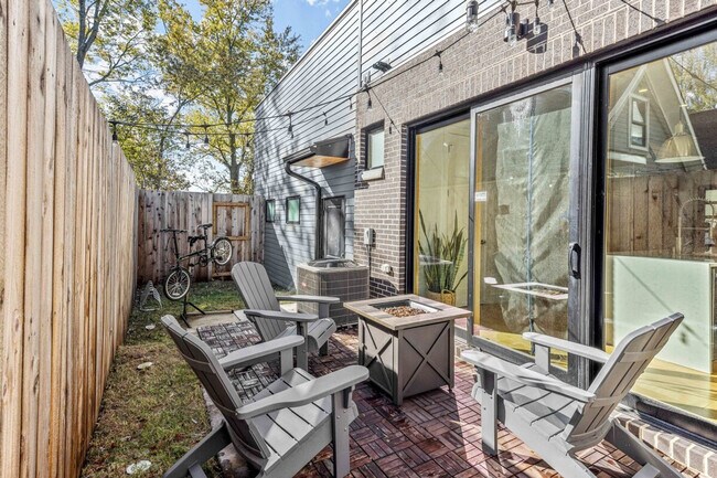 Building Photo - 707 SE A St