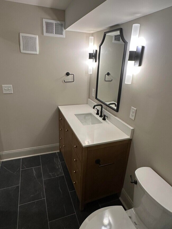 Building Photo - 307 W Main St