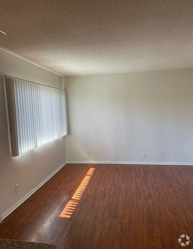 Building Photo - Spacious 1 Bedroom located in Canoga Park!...