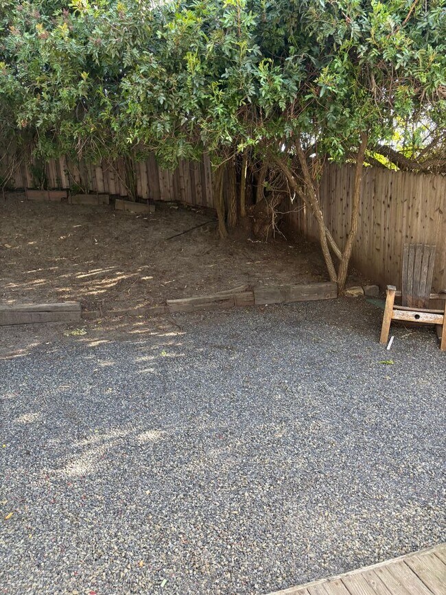 Building Photo - Great West Petaluma 2/1.5 Home - 422B Upham Street