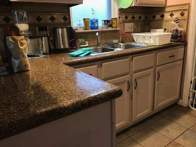 Building Photo - 821 Stanley St