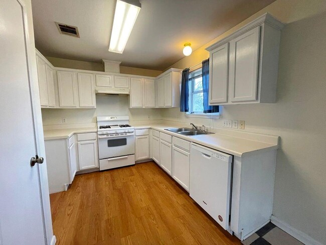 Building Photo - 205 Juniper Dr