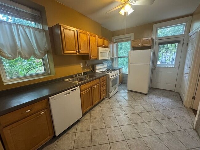 Building Photo - Delightful single-family home