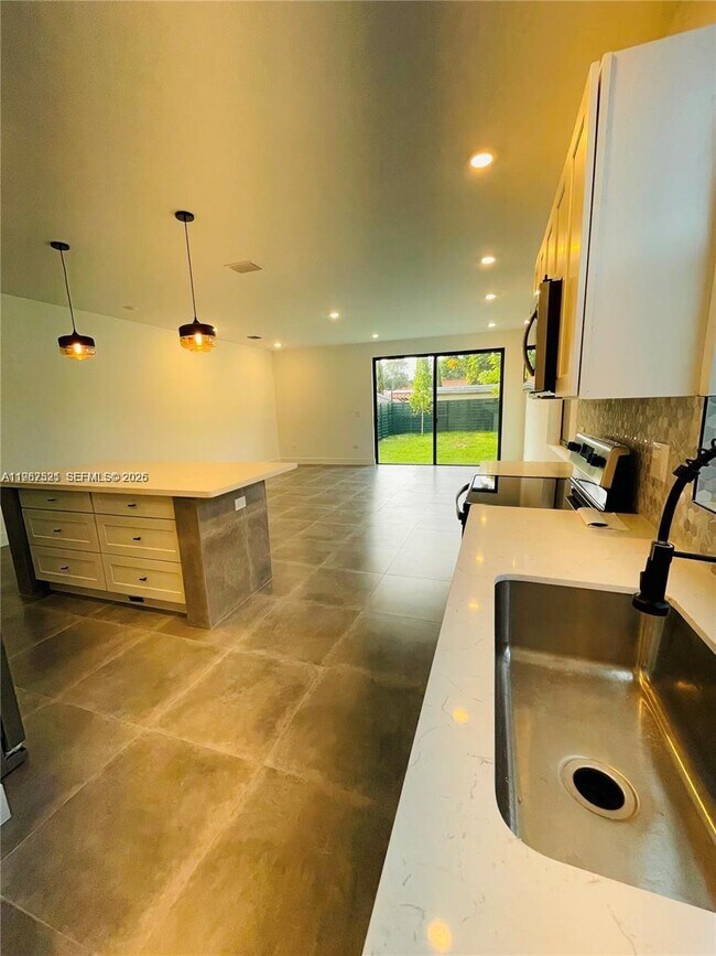 Building Photo - 2737 SW 2nd St