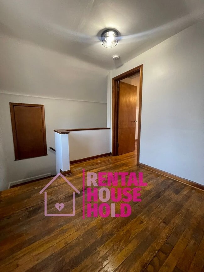 Building Photo - ~ 3 BEDROOM 1 BATH BUNGALOW SECURTIY DEPOSIT SPECIAL ~$500