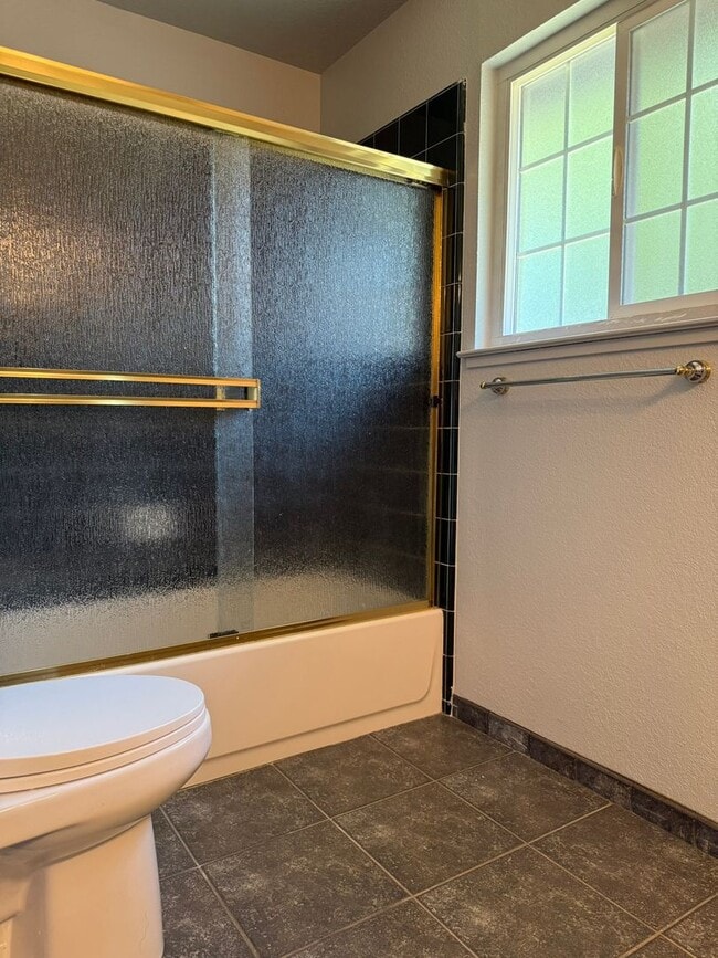 Building Photo - 3 bedroom/2 bathroom home AVAILABLE NOW!!!!