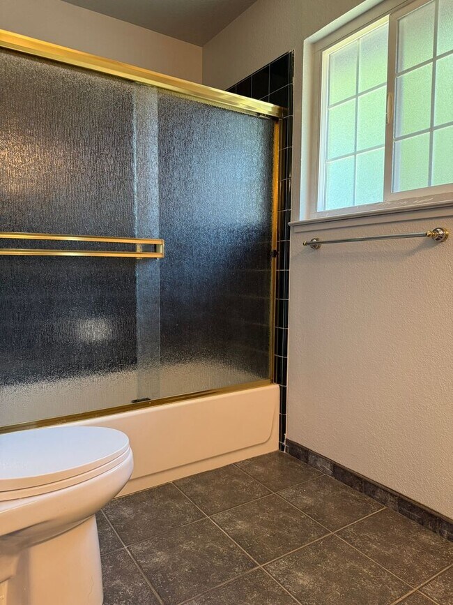 Building Photo - Move in special, Half off first month's re...