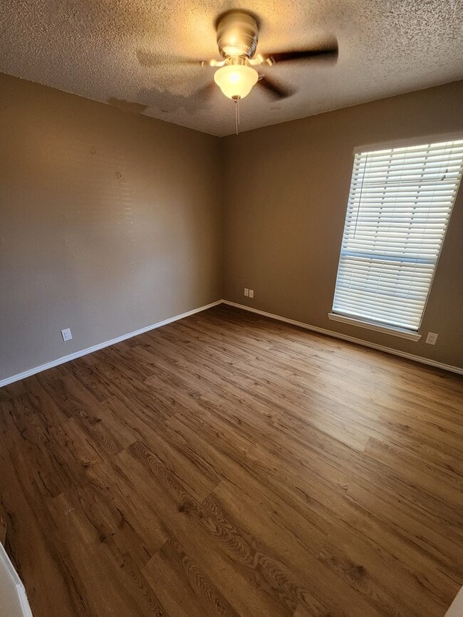 Building Photo - 2 bed 2 bath, 2 car garage