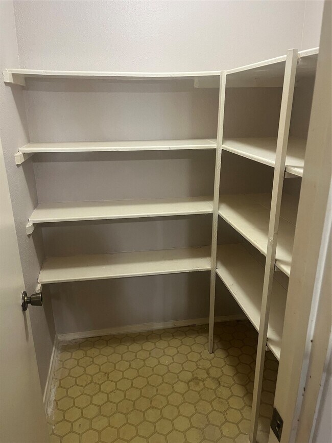 Building Photo - 9700 Leawood Blvd