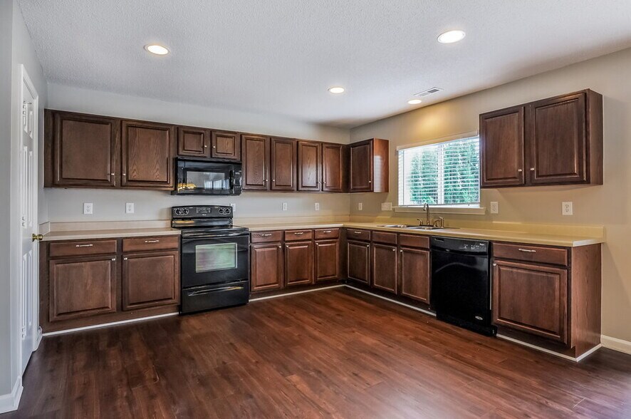 Building Photo - 7211 Great Laurel Dr