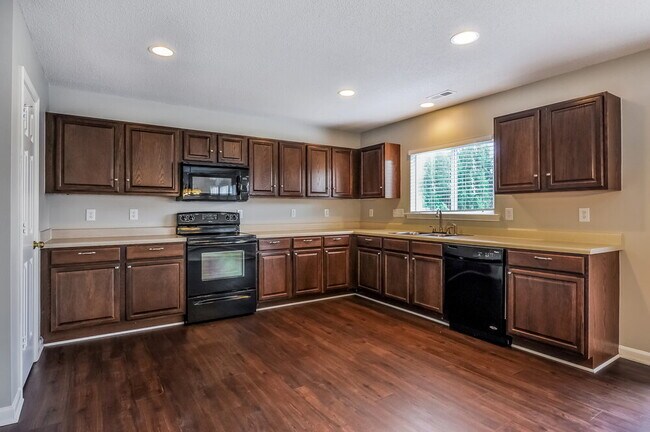 Building Photo - 7211 Great Laurel Dr