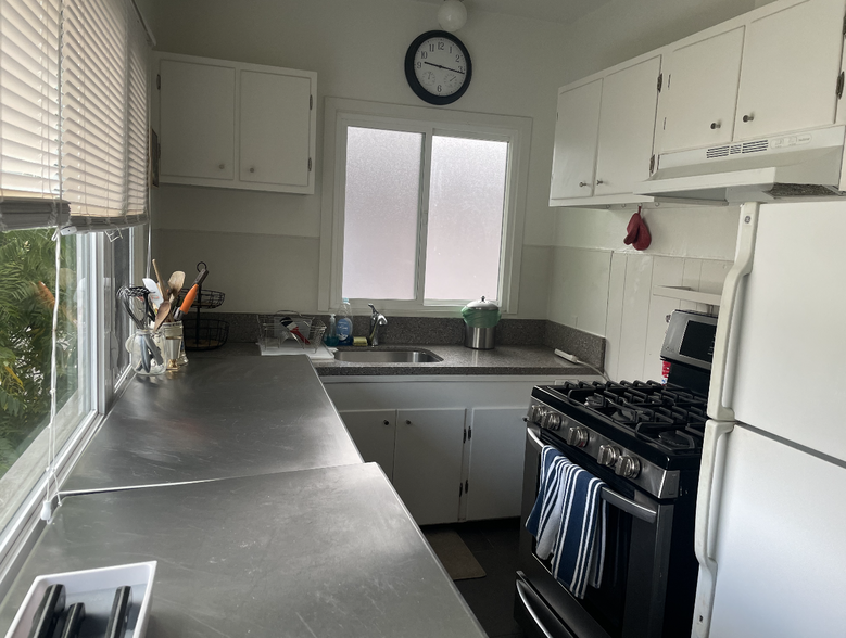 Kitchen - 821 Walker Ave